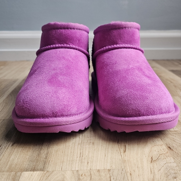 NEW Ugg Mini's - Picture 1 of 6